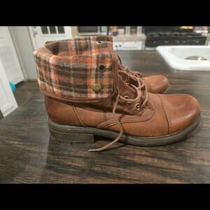 Arizona jeans brown boots with orange and brown plaid